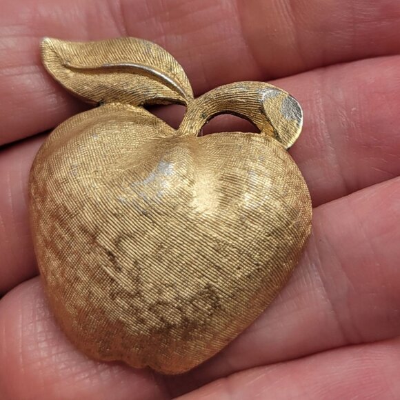 Vintage Coro Gold-Tone Apple Brooch Brushed Texture Autumn Teacher Gift - Picture 15 of 15